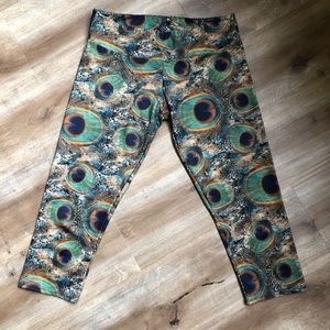 Women’s Yoga Crop Pants Peacock feather design